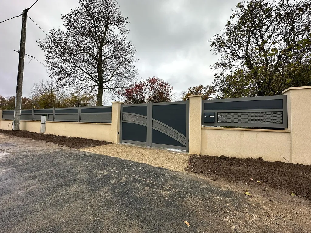 Installer un portail aluminium contemporain en Corse-du-Sud : la collection Modernité de Tschoeppe, lignes épurées et personnalisation sans limite