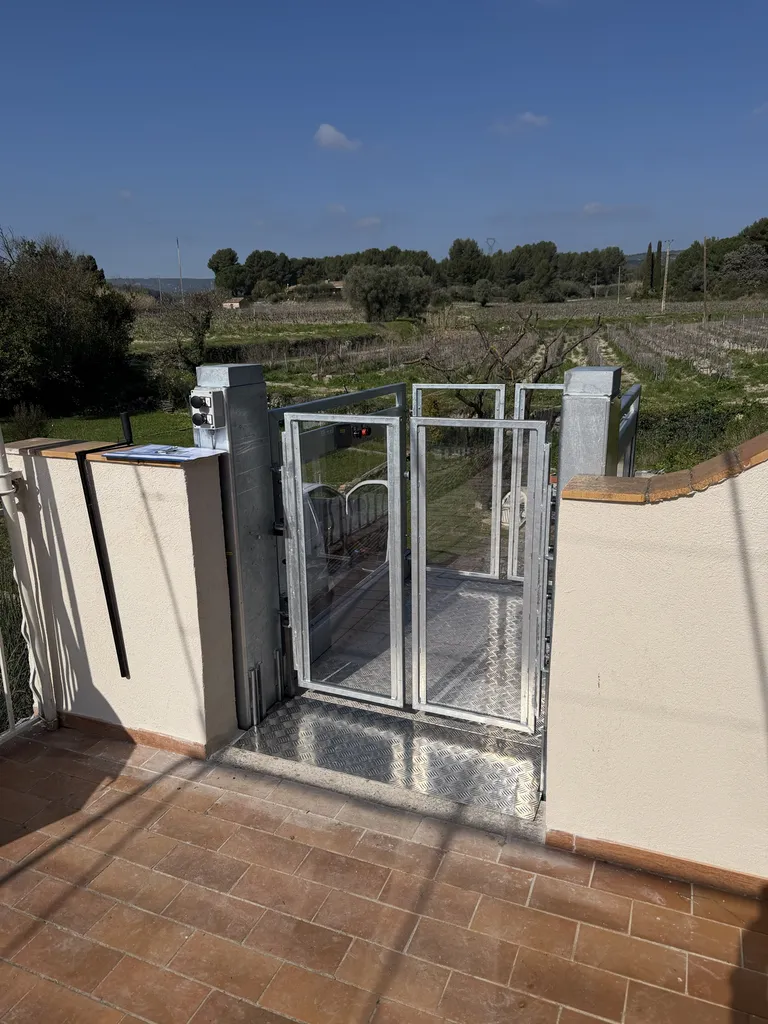 Les commandes permettent d'appeler et envoyer la plateforme verticale Strategos au Beausset dans le Var