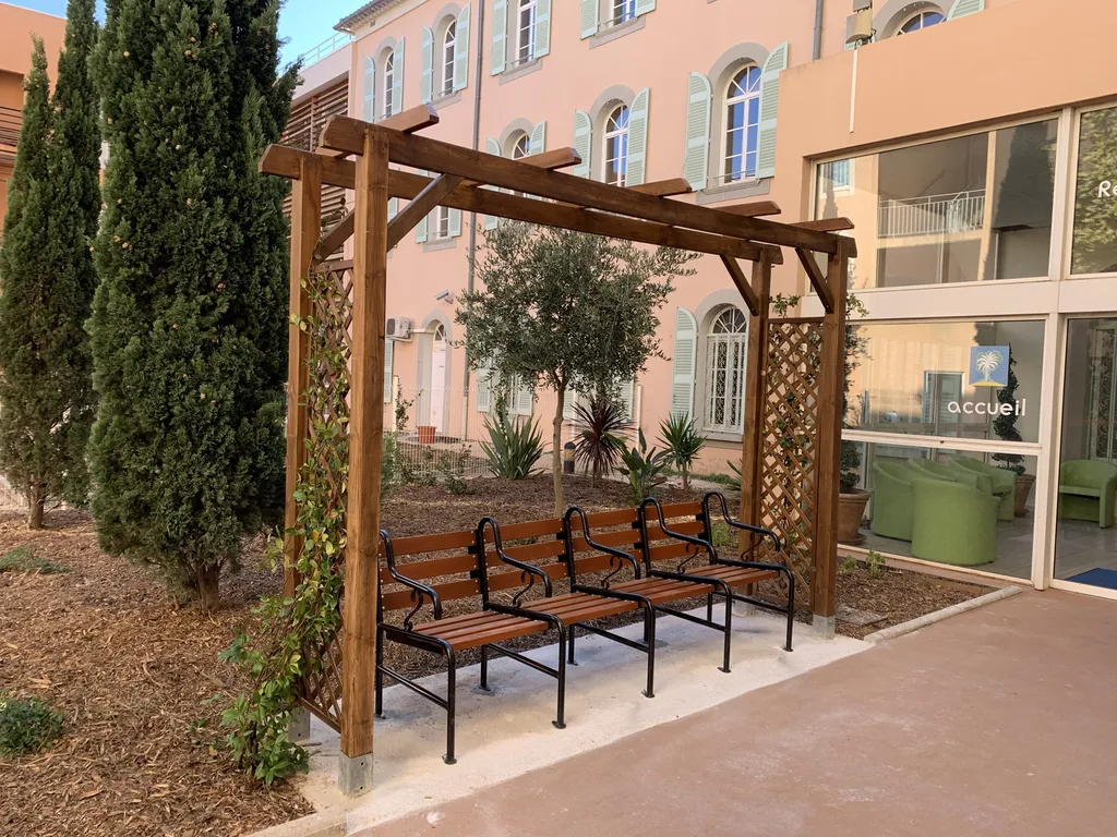 Installation d’une pergola ombrière en bois végétalisée de jasmin avec bancs intégrés à La Seyne-sur-Mer