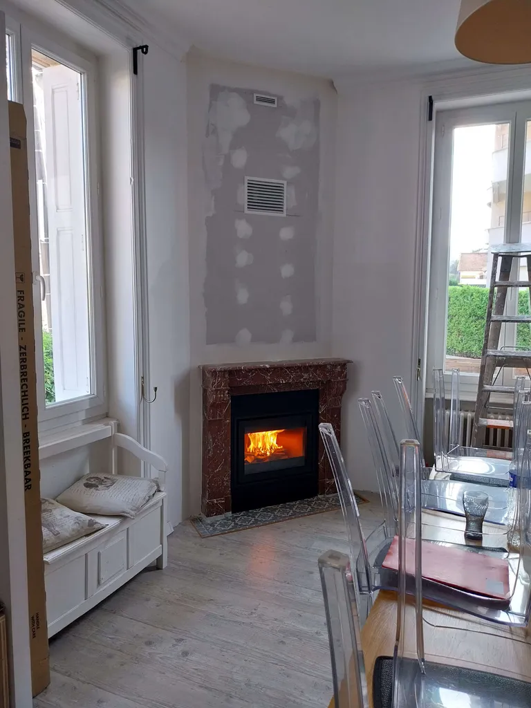 installation d'un insert DIK GEURTS dans une cheminée à foyer ouvert en marbre