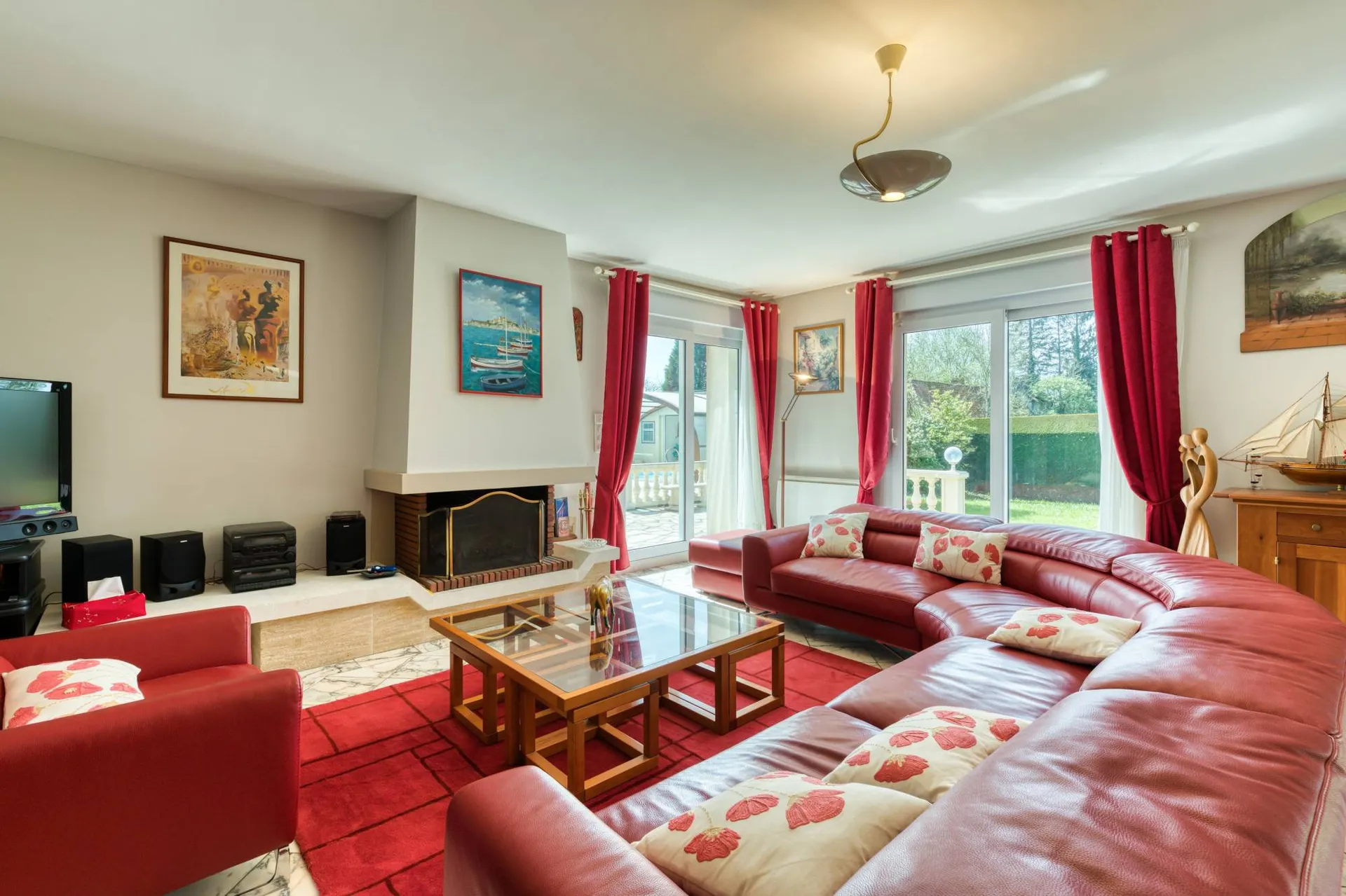 A vendre propriété avec piscine d'une superficie de 160m² sur un terrain de 2005m².