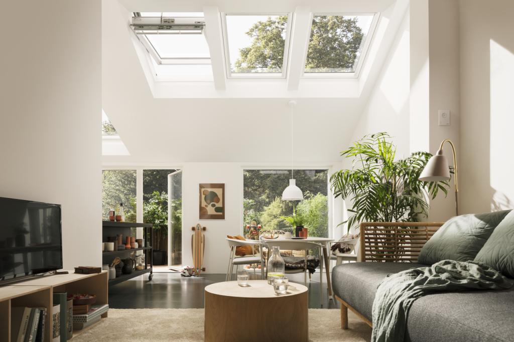 Pose de fenêtre de toit Velux