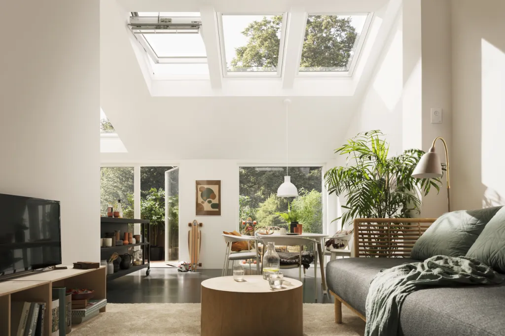 Pose de fenêtre de toit Velux