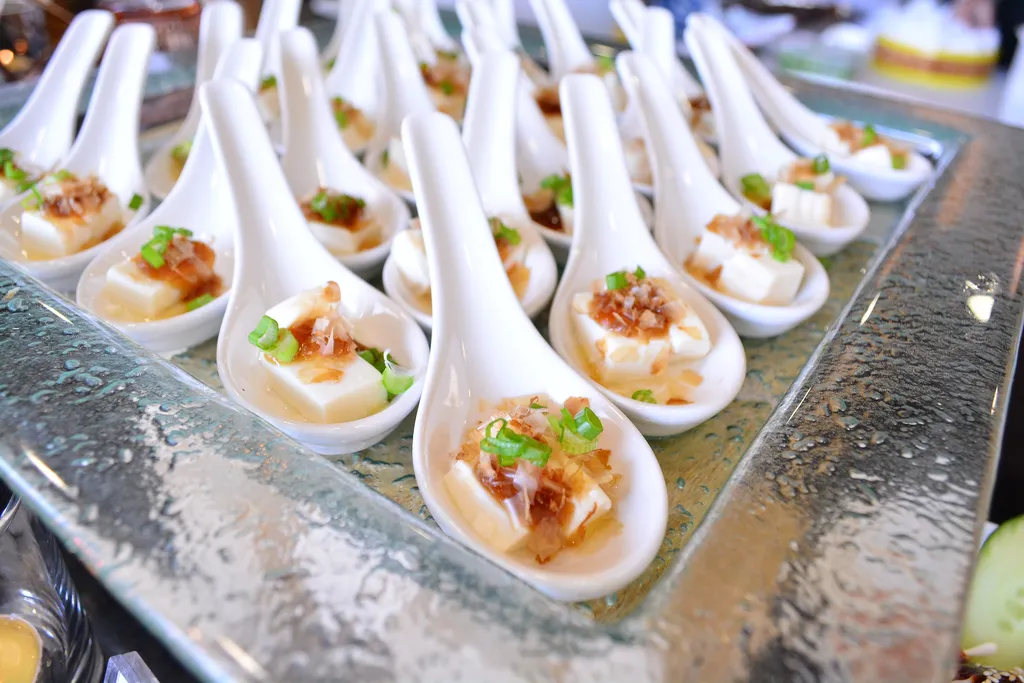 Cocktail dînatoire scénographié et un dîner assis gastronomique pour mariage à saint tropez