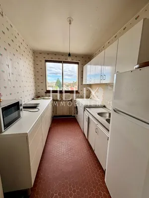 Chatou au dernier étage d'un immeuble en pierre de taille avec deux chambres et un parking couvert