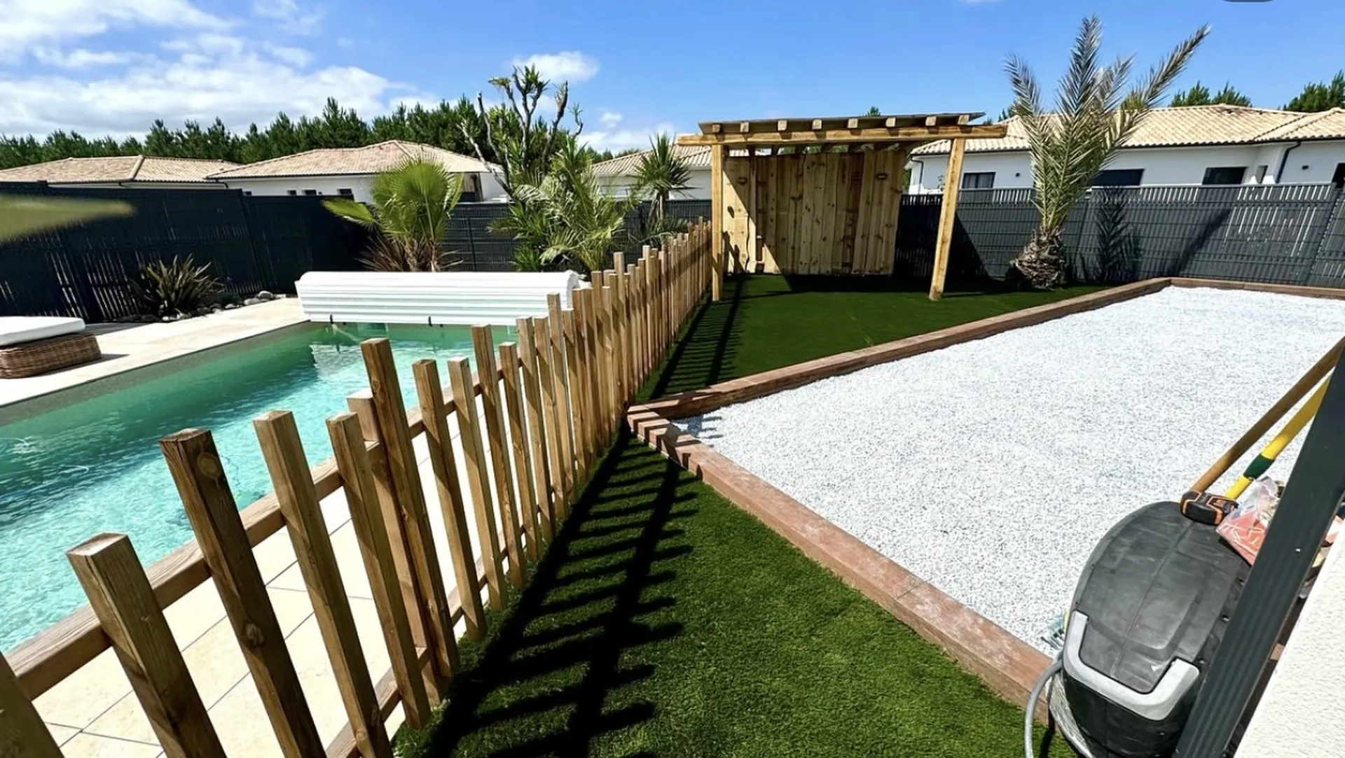 Création paysagère d'un jardin avec piscine et boulodrome à Guan Mestras