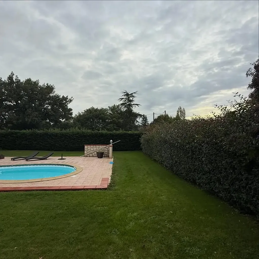 Taille complète de haies et massifs en périphérie toulousaine proche de Blagnac : entretien paysager haut de gamme par LT Paysage