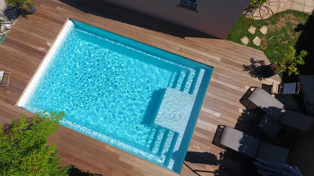 piscine vue drone et plage