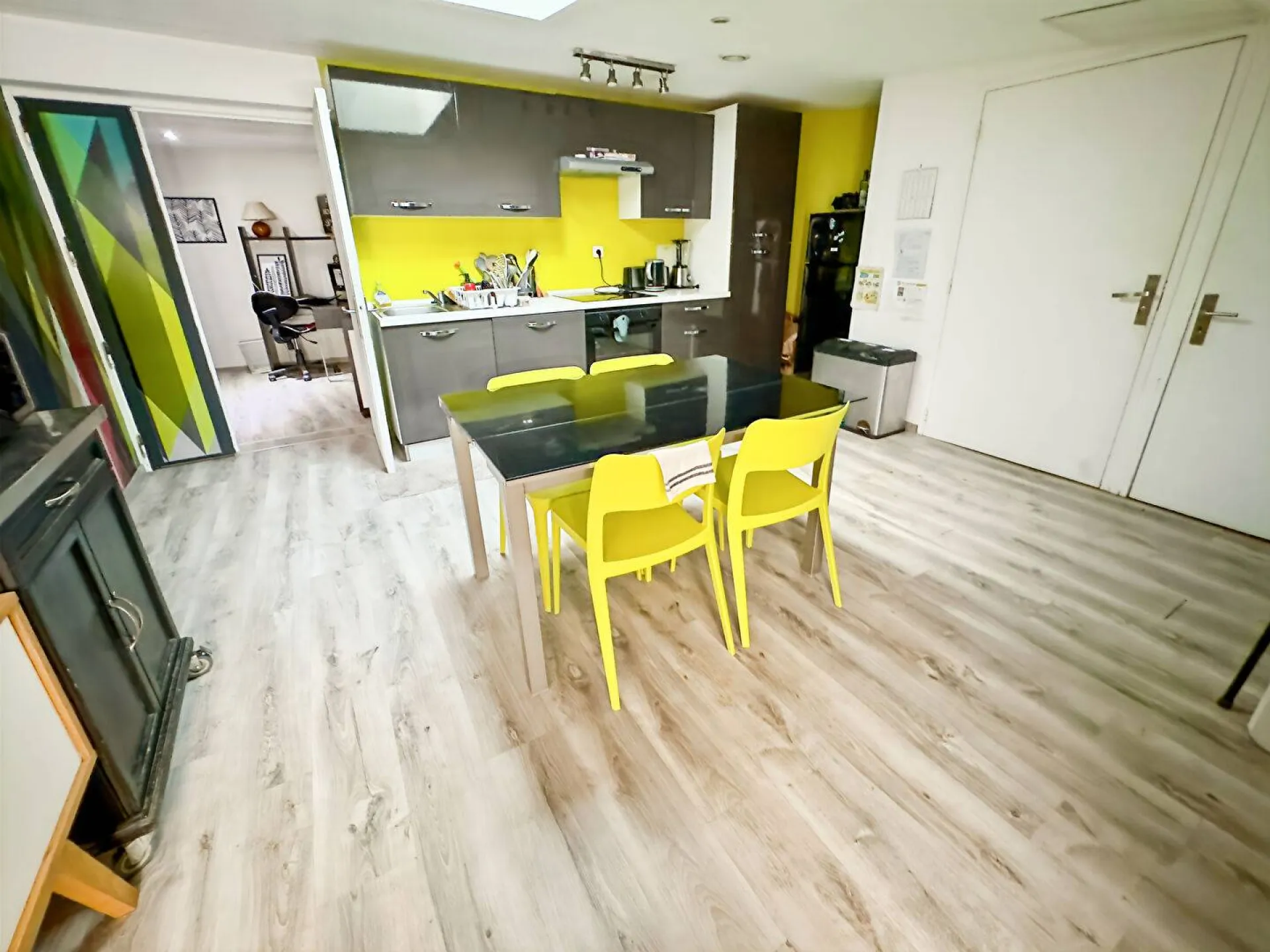 A saisir magnifique appartement de 150 m2 habitables avec cour terrasse de 146 m² sur lima commune de ELBEUF 76500