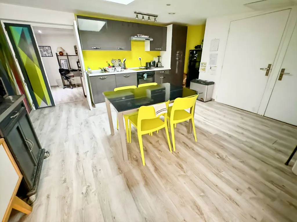 A saisir magnifique appartement de 150 m2 habitables avec cour terrasse de 146 m² sur lima commune de ELBEUF 76500