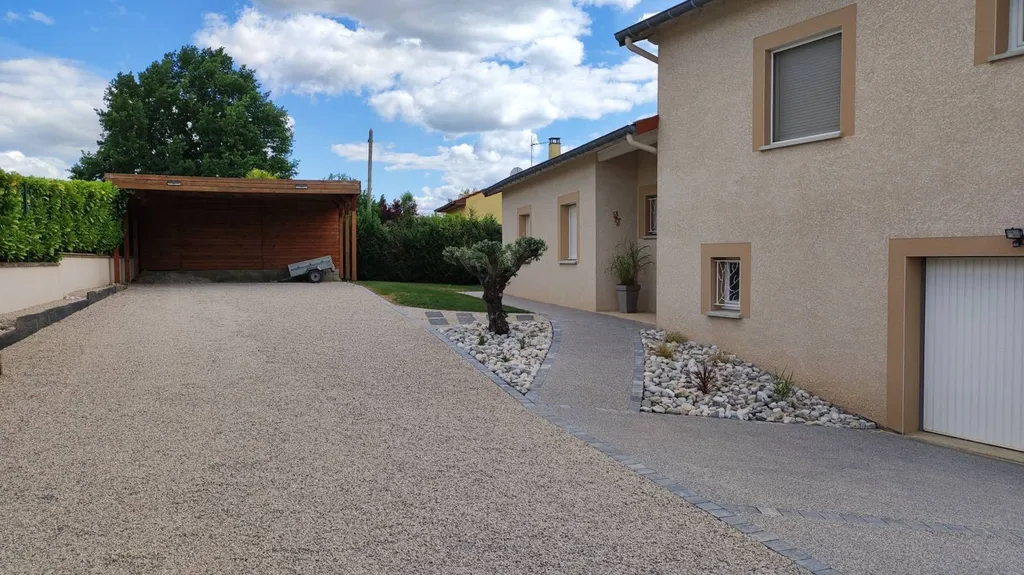 Installation de plaques alvéolées stabilisatrices de gravillons pour vos allées à RENAISON