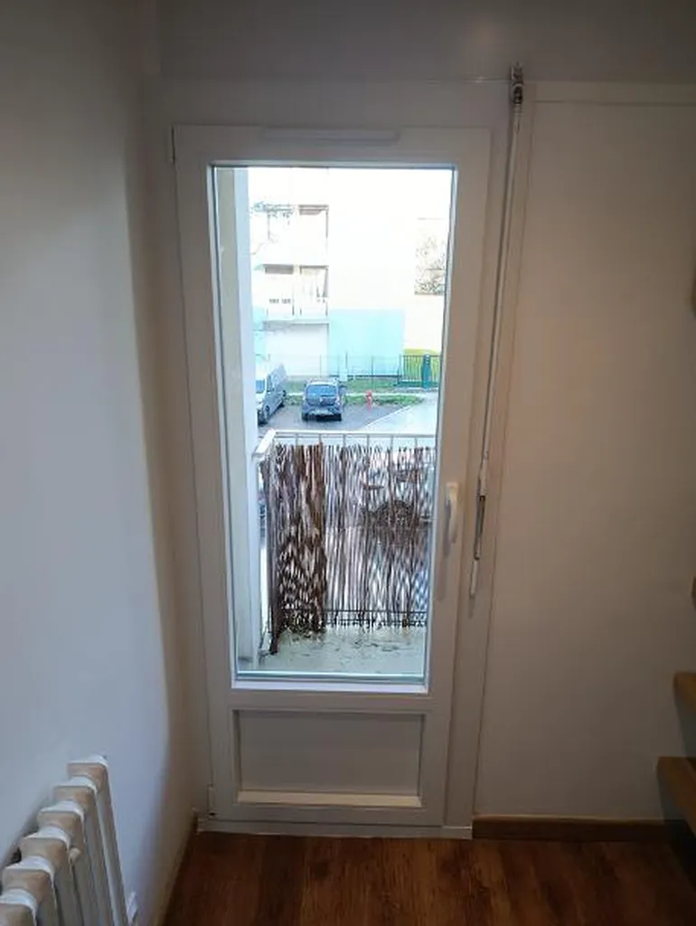 Installation d'une porte-fenêtre en PVC Premium Ouvertures, à haute isolation thermique, sécurité renforcée en rénovation à Dijon