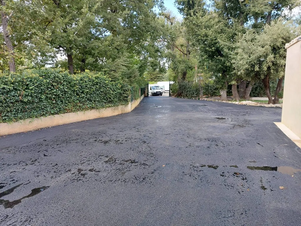 Pose et application d'enrobé de bitume à Marseille avec votre partenaire Sud Voirie