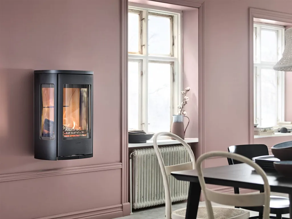 Installation d'un poêle de cheminée Contura en acier et en fonte qui s'accroche au mur Bordeaux en Gironde