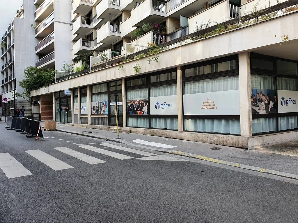 Pose d'adhésifs pour décorer les bureaux d'une entreprise à Paris