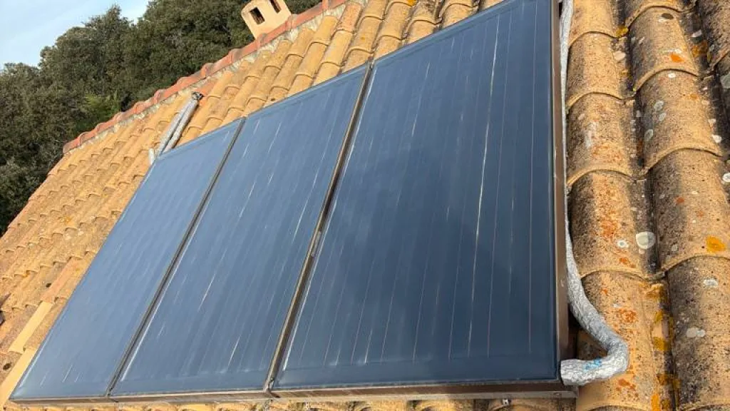 Installation de Capteurs solaires sur toiture reliés au chauffe-eau solaire individuel à Rognes à côté de Lambesc