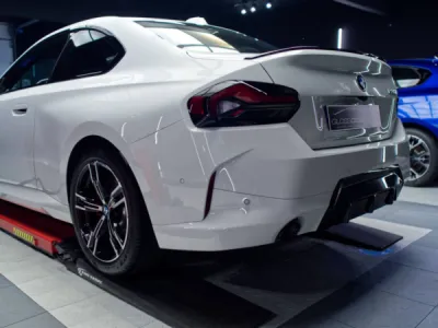 Chaque courbe de cette BMW Série 2 est protégée avec soin grâce au film de protection PPF XPEL appliqué par Gloss Obsession.