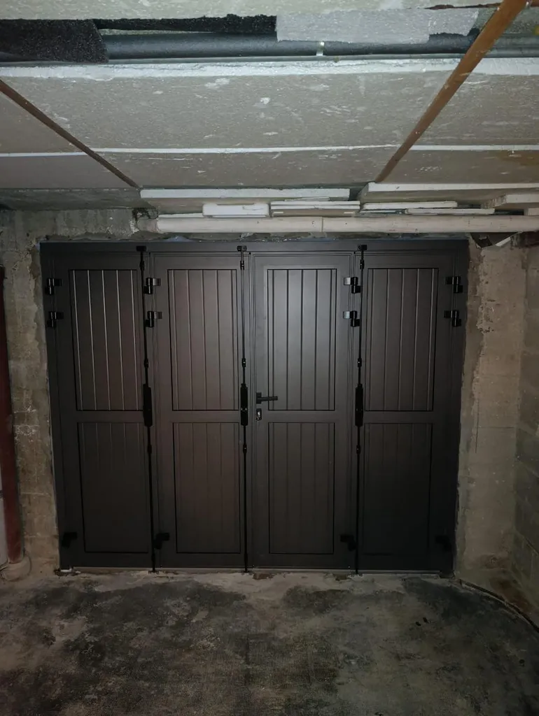 Installation d'une porte de garage en aluminium traditionnelle sur mesure, à haute sécurité à Dijon en Côte d'Or