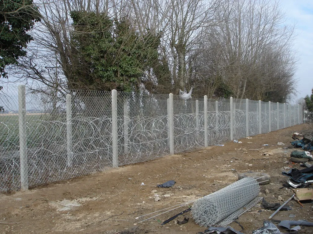 Installation de Clôtures Sécurisées, Panneaux Rigides avec Fils Barbelés pour Périmètres Sensibles à Rouen dans en Seine-Maritime 76