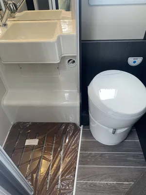DOUCHE ET TOILETTE SEPARES