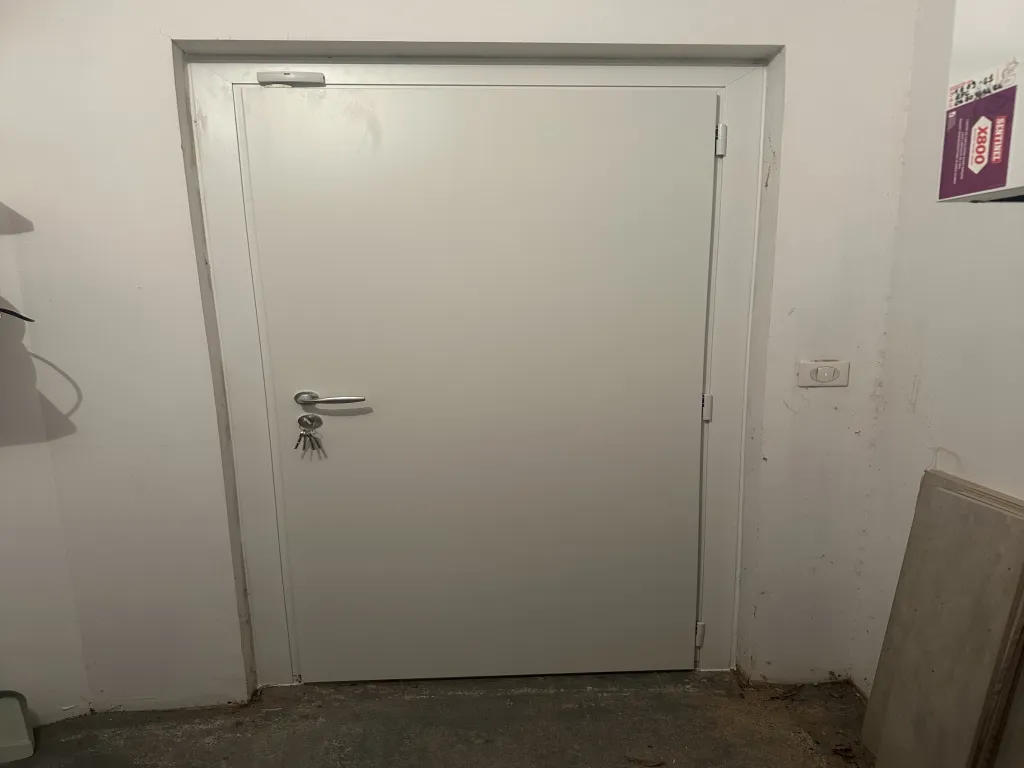 Installation d’une porte de service Astier – Fabrication française et sur-mesure à Nézignan-l'Evêque