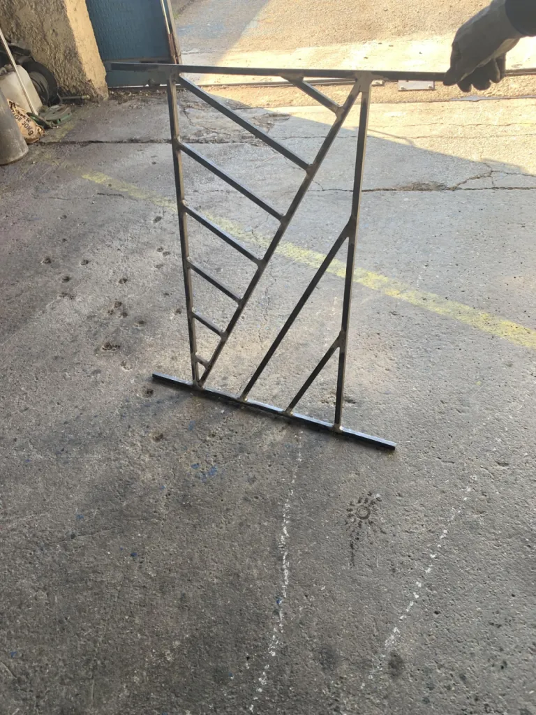 GRILLE DE DEFENSE EN FER FORGE MODERNE FABRIQUEE SUR MESURE DANS NOS ATELIERS DE FERRONNERIE A MARTIGUES