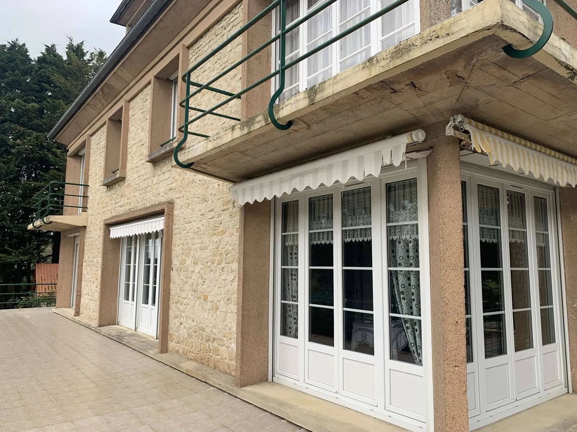 VIMOUTIERS (ORNE) : Grande maison en pierres avec parc arboré
