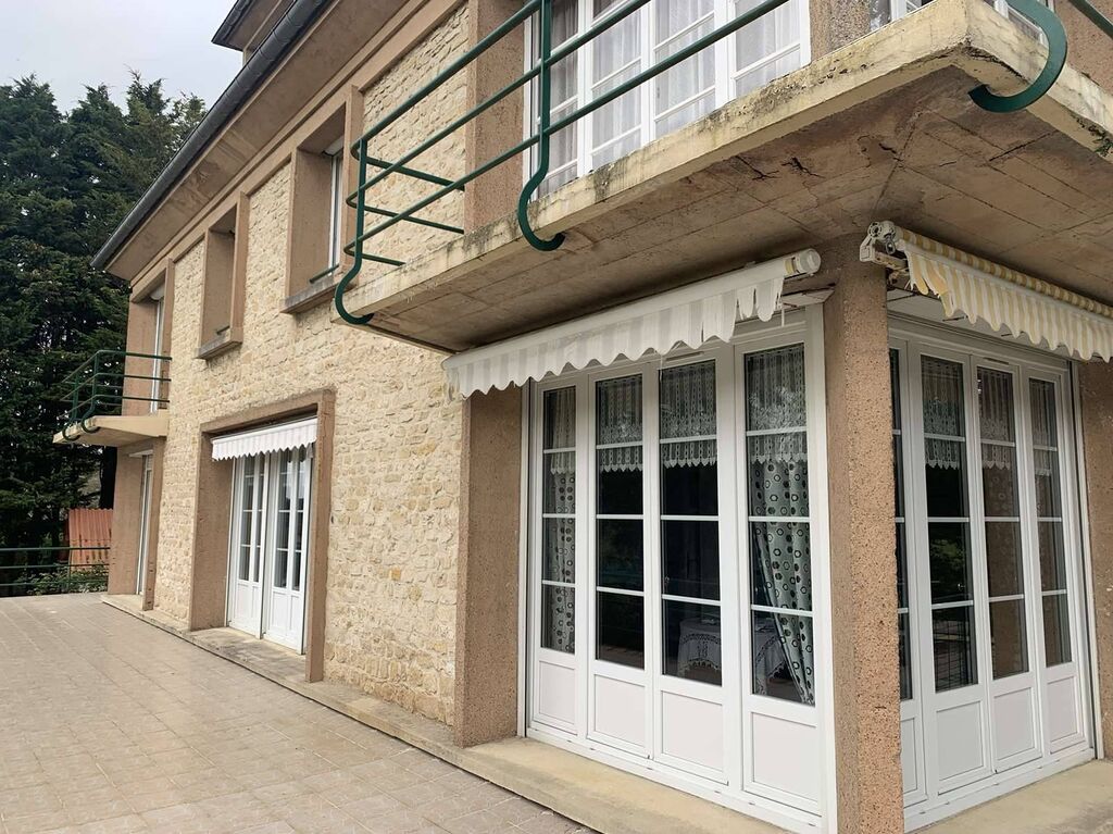 VIMOUTIERS (ORNE) : Grande maison en pierres avec parc arboré