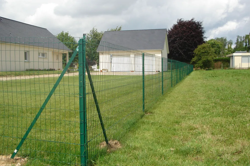 Installation de Clôture Grillagée et Plastifiée, Modèle Souple ou Rigide pour Terrains à Lieurey dans l'Eure 27 et Épaignes