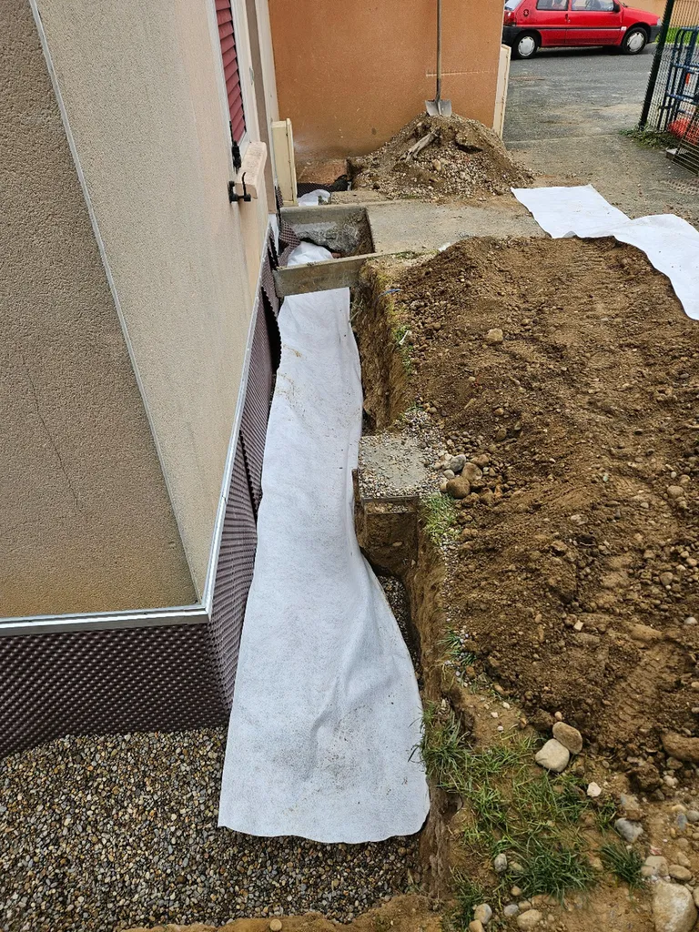 Terrassement au tour de une maison, pose d'une étanchéité avec delta MS et solin pour éviter les problèmes de remonter capillaire sur la commune de Mions près de Lyon 