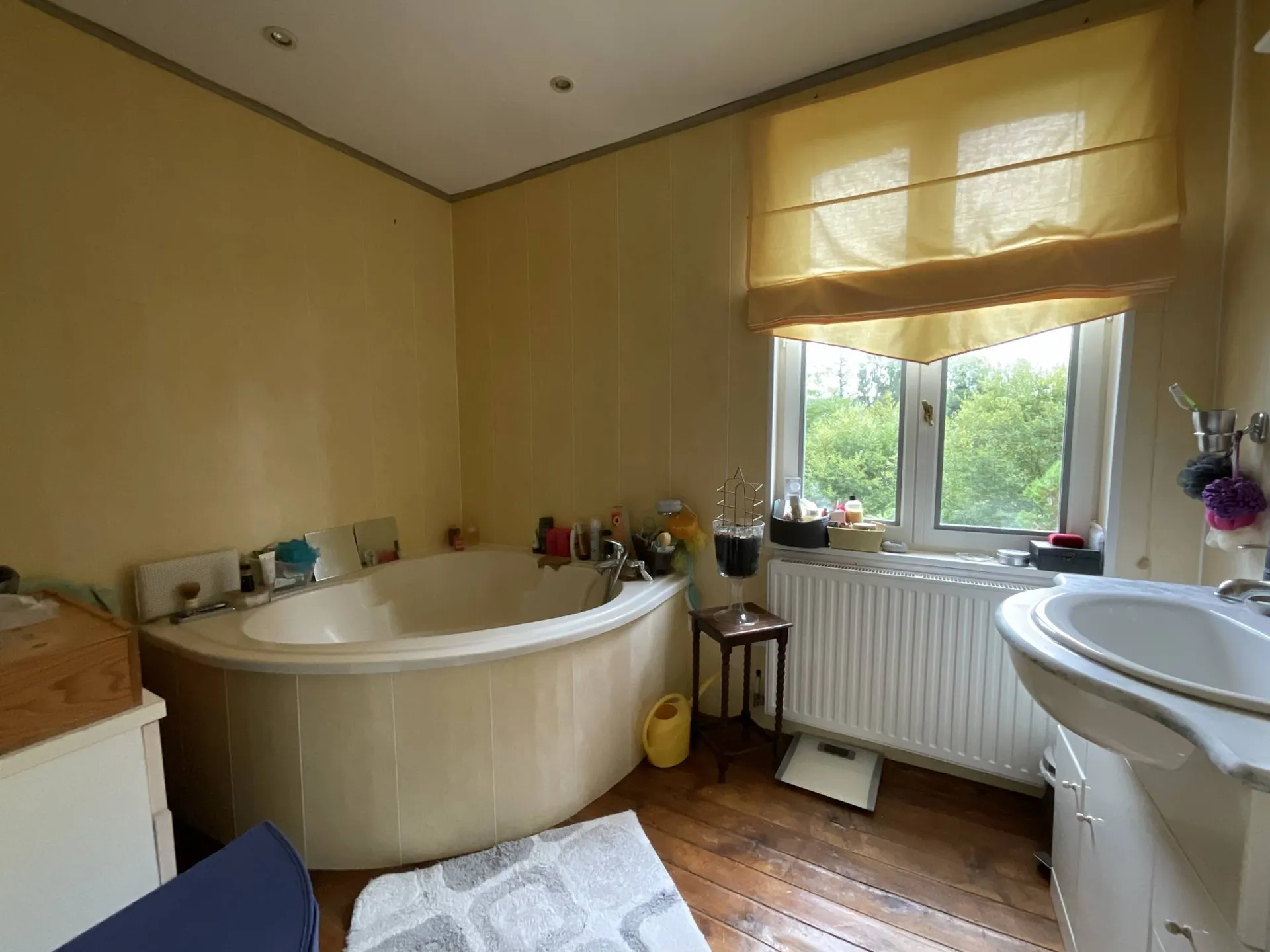 A vendre Maison de maitre avec 5 chambres dont une au rez-de-chaussée.