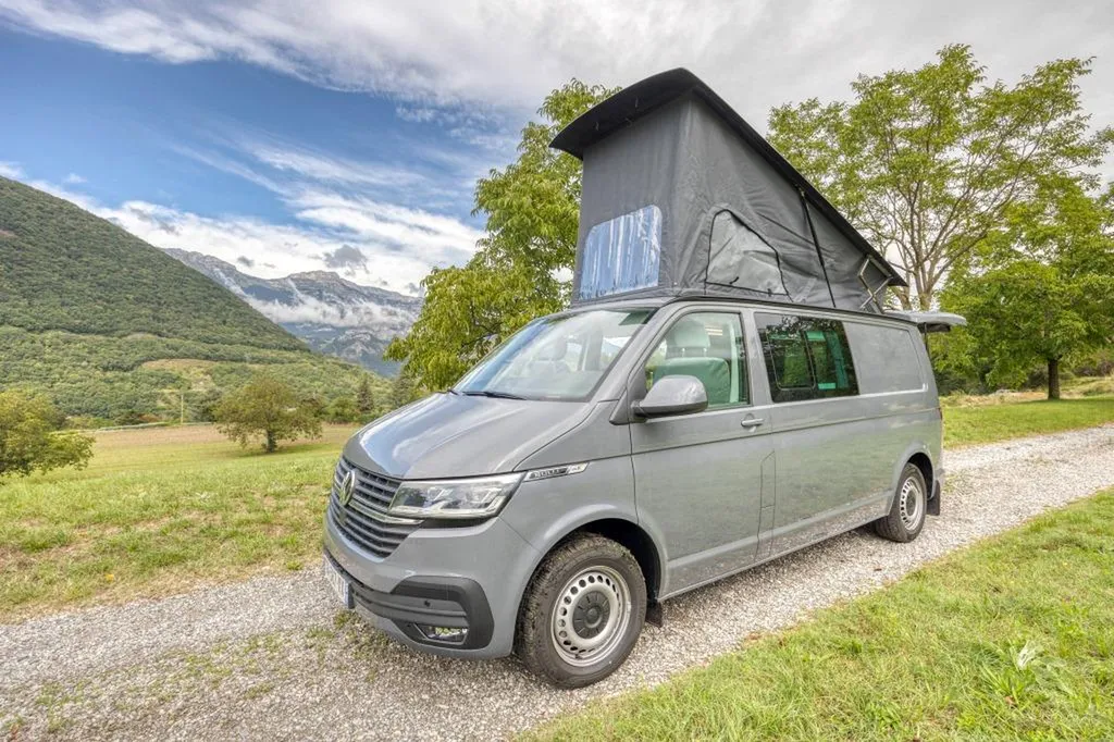 Pose de toit relevable sur VW T6.1 Long à Annecy : installation SCA et HILO Sport par spécialiste en Haute-Savoie