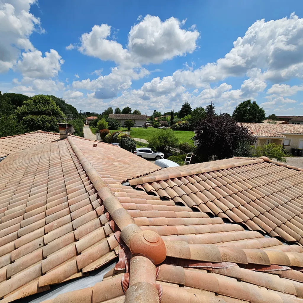 Nettoyage complet de toiture en tuiles à Balma près de Toulouse avant application d’un traitement hydrofuge professionnel.