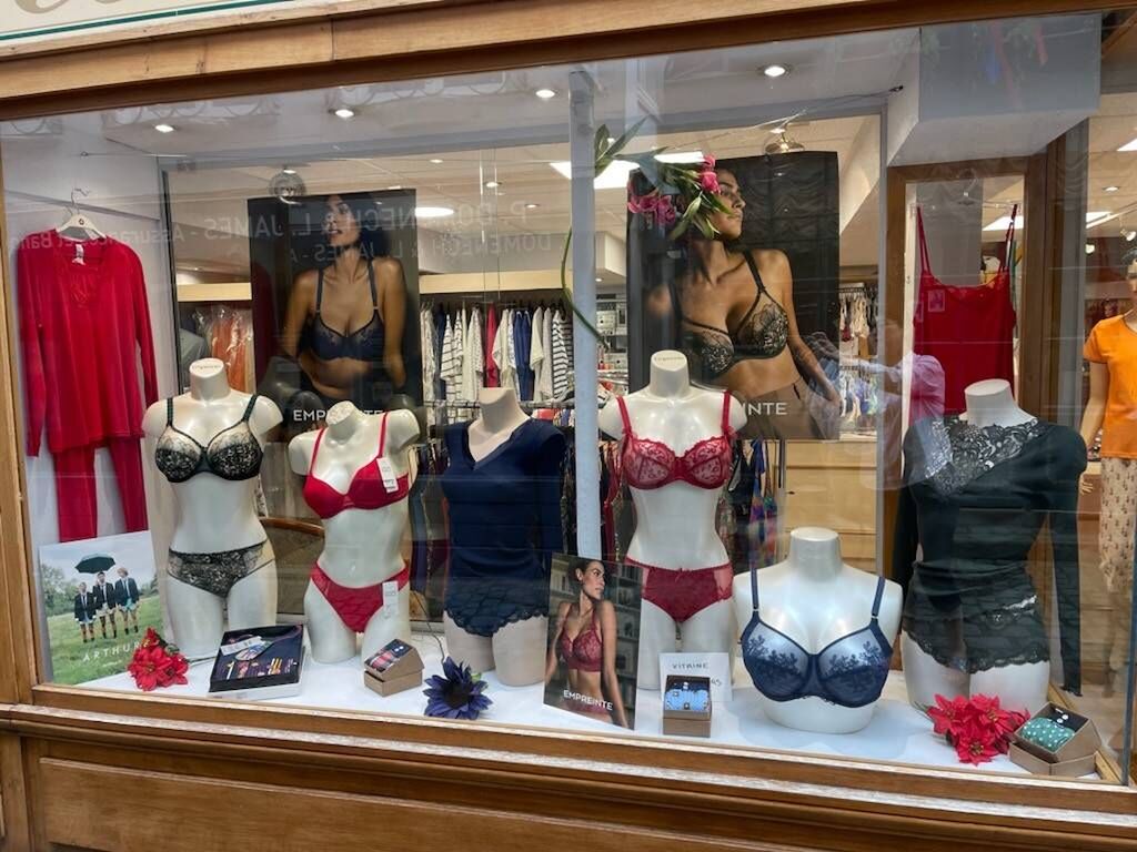 A Acheter, Lingerie dans un centre-ville animé,  dans la région de Pont-Audemer 27500