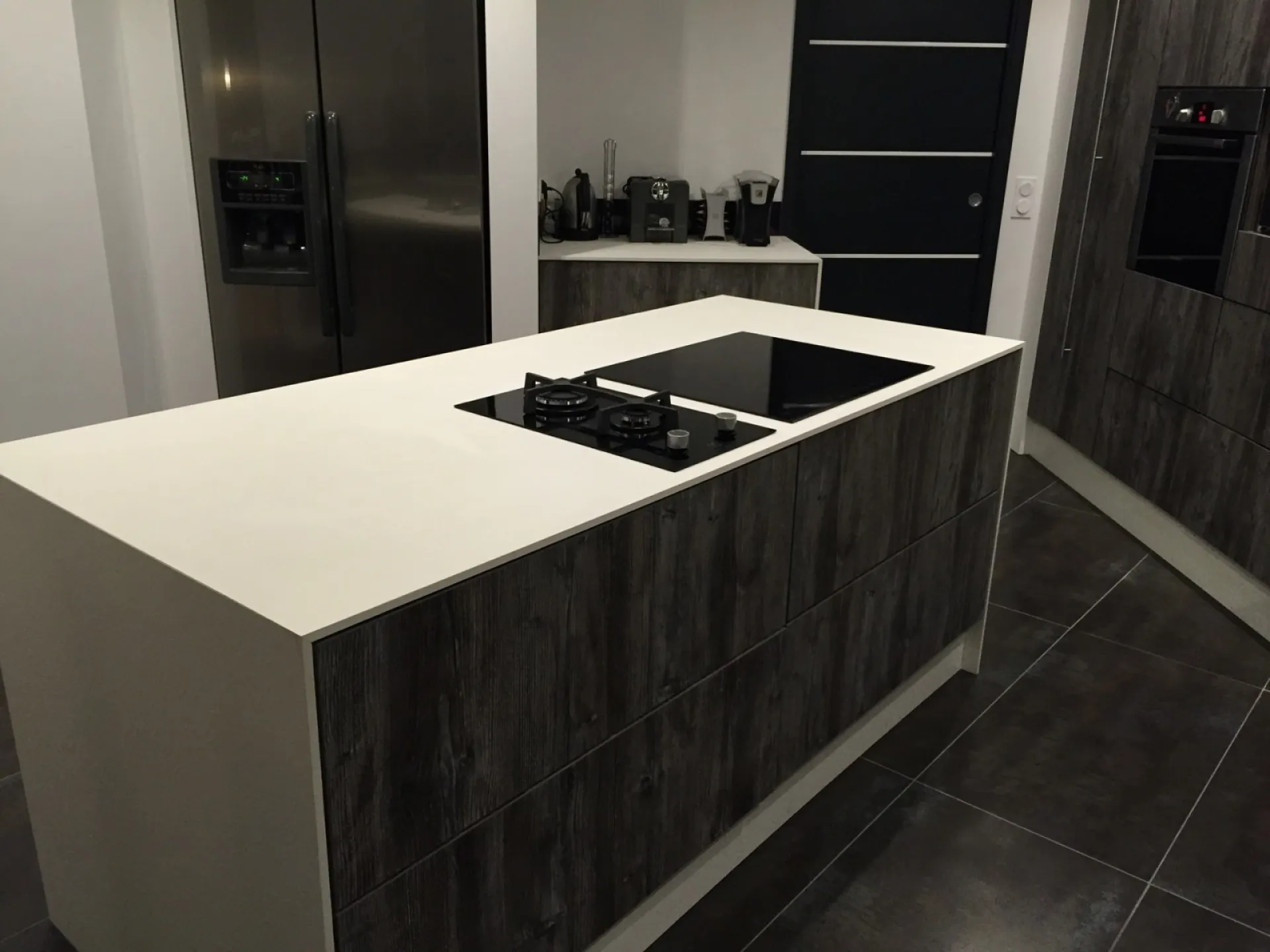 ilot central sur mesure en Corian blanc sur bordeaux