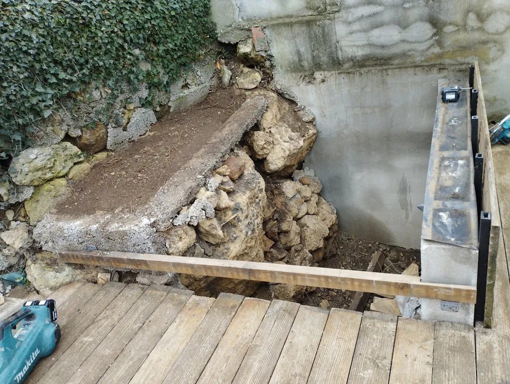 analyse d'une ancienne terrasse en douglas d'environ 70 mètres carrés démontage récupération du passage et remontage avec nouvelle structure à Poussan à côté de Sète dans l'Hérault