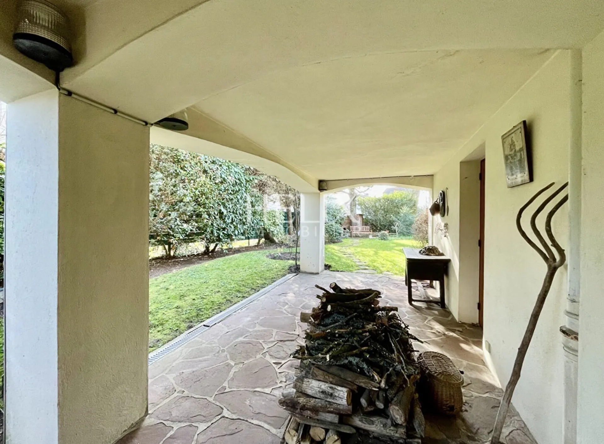 Helix Immobilier vous propose à la vente une charmante maison au Vésinet avec un agréable terrain de 700m²