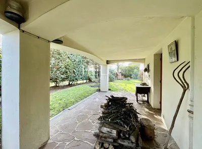 Helix Immobilier vous propose à la vente une charmante maison au Vésinet avec un agréable terrain de 700m²