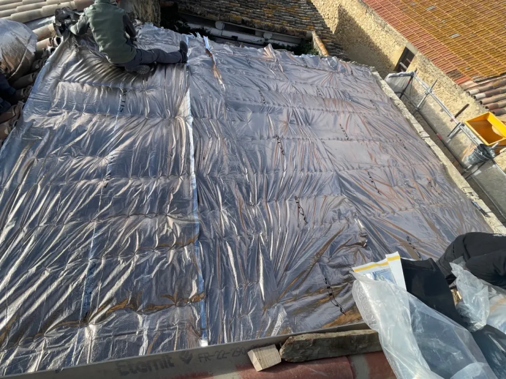 pose de premiere couche d'isolation sous toiture sur martigues