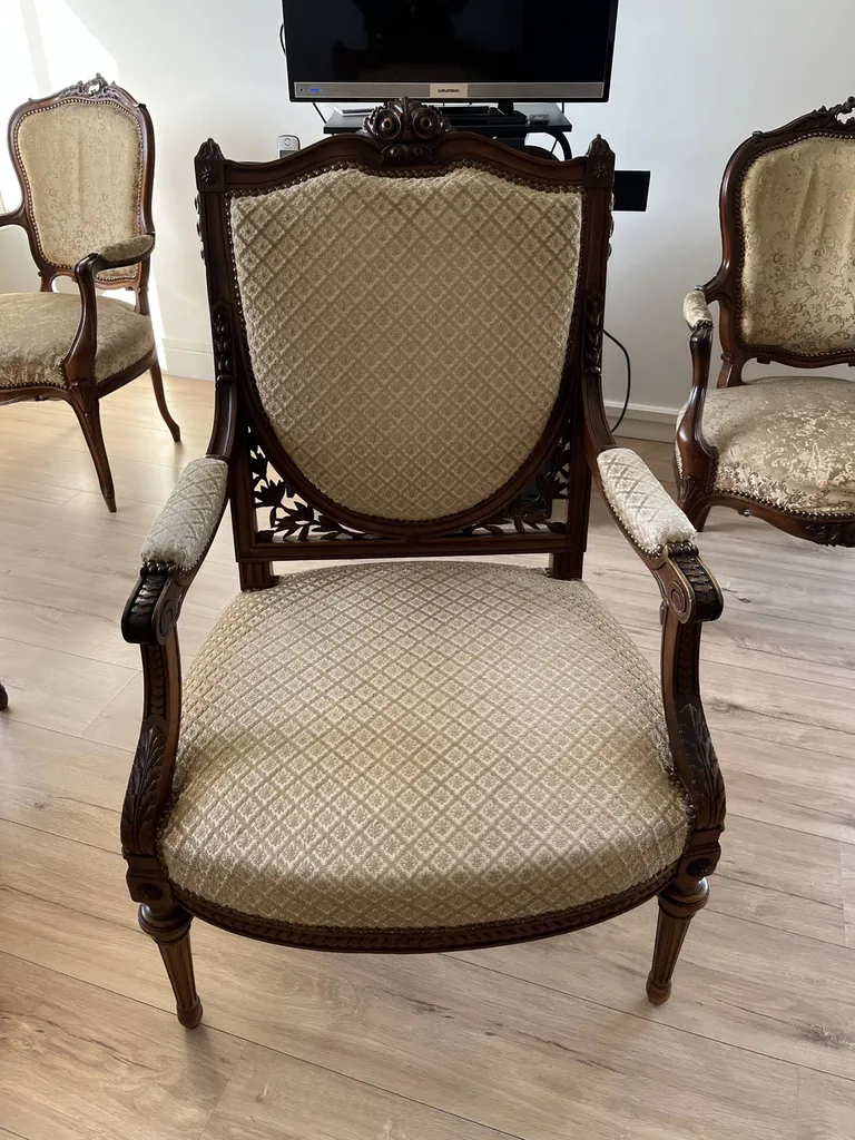 Artisan tapissier d'ameublement pour restauration haut de gamme de sièges, fauteuils et canapés à Lyon et Megève