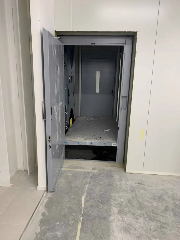 Installation d'un élévateur monte-charges VIMEC E07 dans un entrepôt logistique près d'Aix en Provence