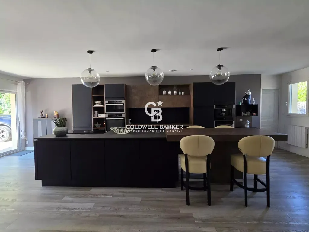 à vendre maison avec 4 chambres et une piscine