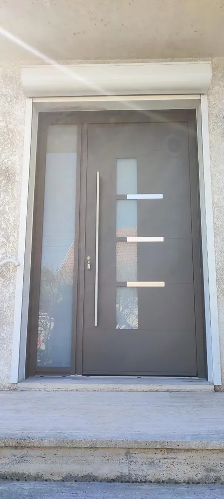 Porte d'entrée avec fixe latéral en aluminiumà Dijon