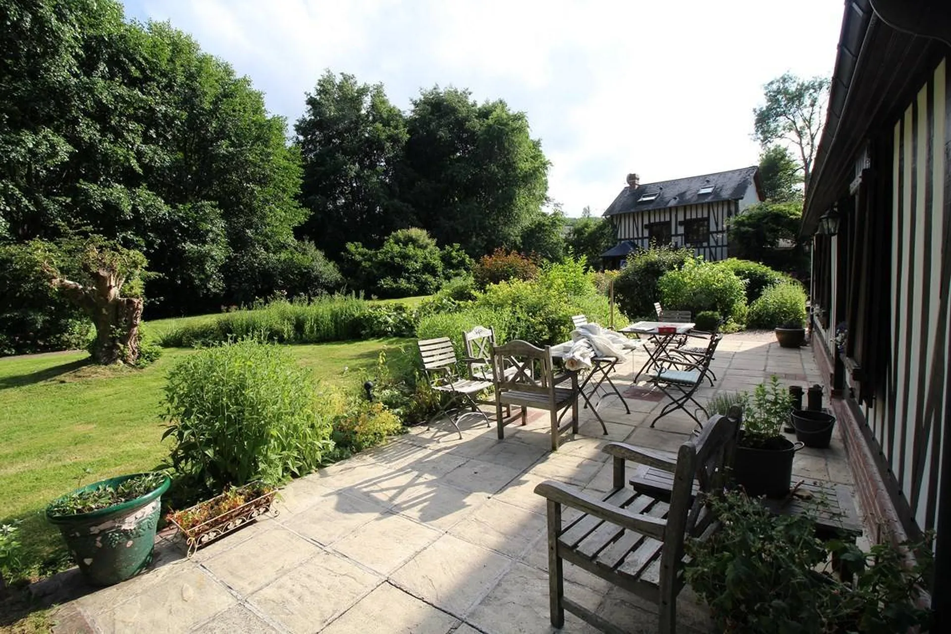 En vente demeure de caractère avec dépendances proche Cormeilles 27260