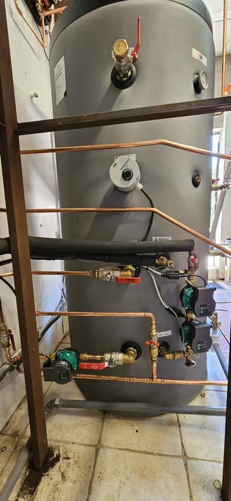 Pose d'un système de chauffage solaire et production d'eau chaude sanitaire dans le Var