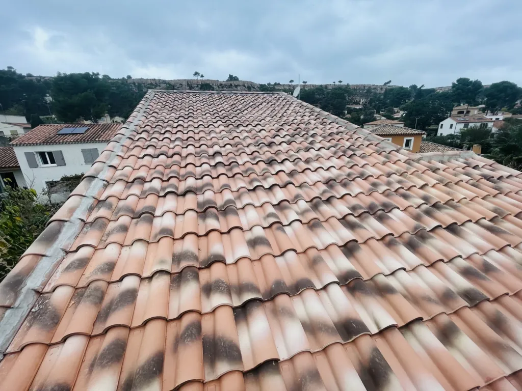 Intervention de Couvreur pour la Réfection de toiture de Maison individuel en tuiles Romane sur Aix-en-Provence 13100