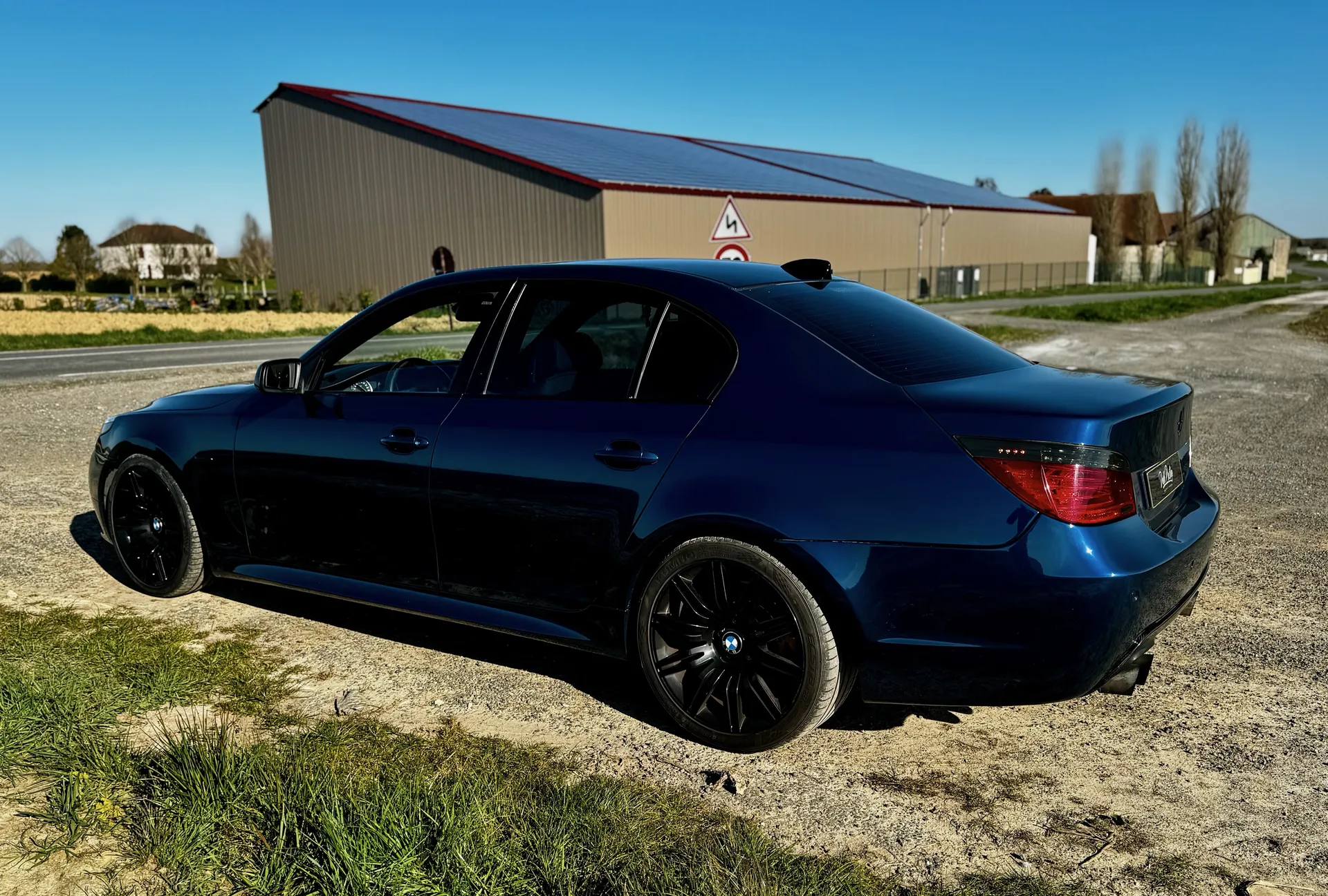 Pose de céramique Gtechniq Hydrophobe Exo V5 sur cette BMW e60 535d qui a reçu une peinture complète. 