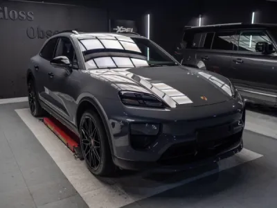 Film de protection XPEL posé avec précision sur un SUV Porsche pour un usage quotidien à Lorient.