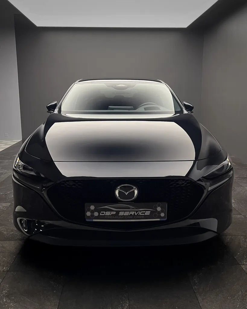 Effacer les micro-rayures sur la carrosserie de sa Mazda 3 chez DSP Service à Le Mans.