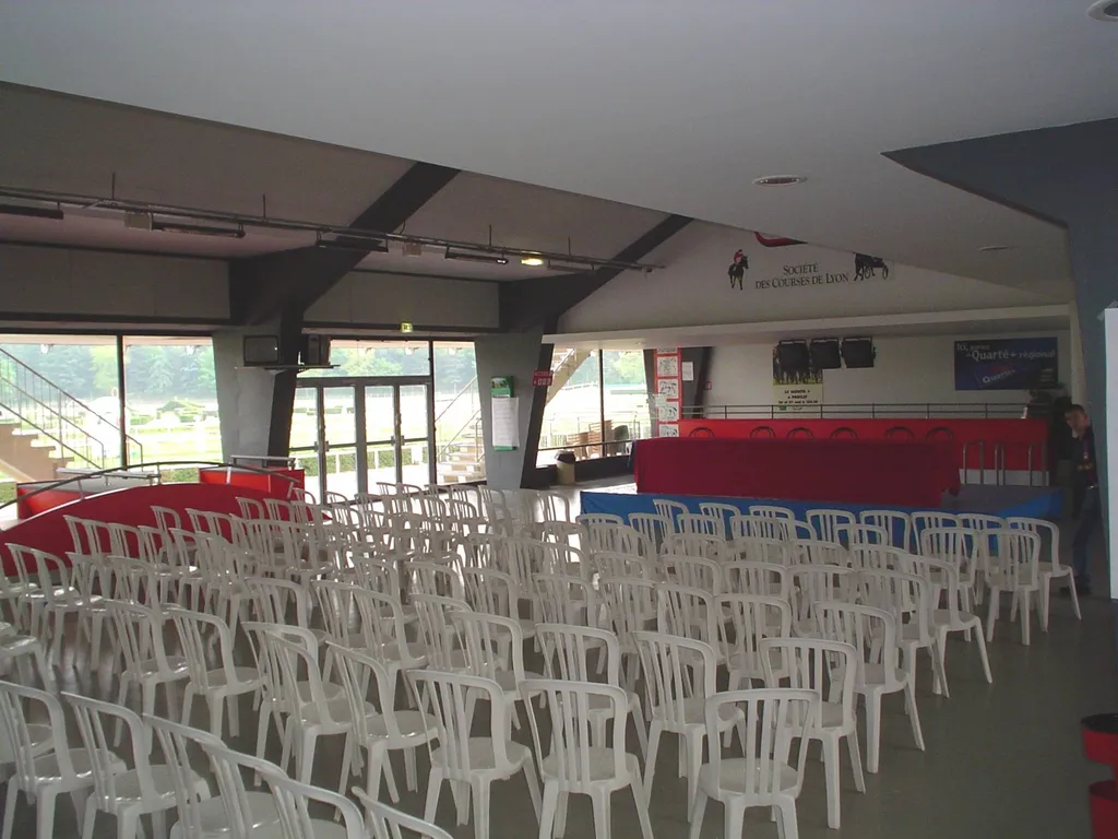 Location Chaise GARDEN Blanche - Mobilier de Jardin & Cérémonie Extérieure